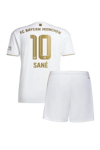 Bayern Munich Leroy Sane #10 Babytruitje Uit tenue Kind 2022-23 Korte Mouw (+ Korte broeken)